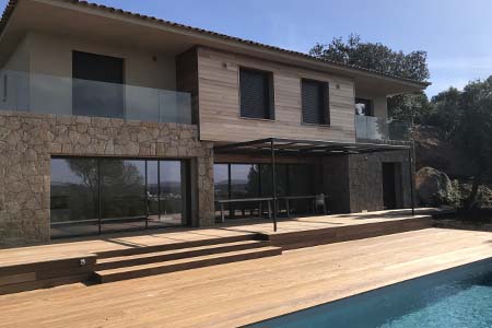 Extérieur d'une villa moderne avec piscine réalisée par Sophie Blondeau Giammari architecte Corse