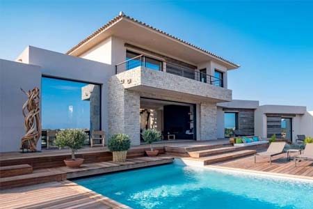 Extérieur avec piscine d'une villa moderne avec baies vitrées réalisée par Sophie Blondeau Giammari architecte Corse