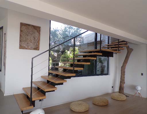 Escalier d'une villa moderne réalisée par une architecte Corse