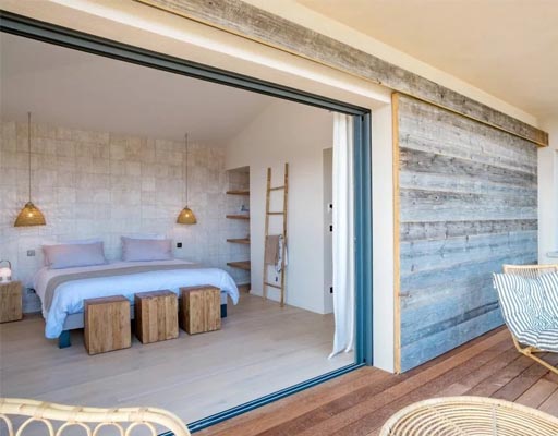 Chambre d'une villa moderne réalisée par une architecte Corse